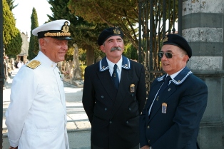 l'Ammiraglio di Div. _____ si intattiene con il DN Cherici e con ilo CN Pellegrini. 